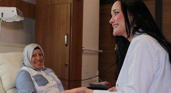 Kemoterapiye Kahkahayla Giriyorlar: Kanserle Mücadelede Pozitif Yaklaşımlar