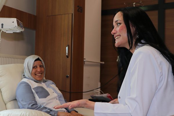 Kemoterapiye Kahkahayla Giriyorlar: Kanserle Mücadelede Pozitif Yaklaşımlar